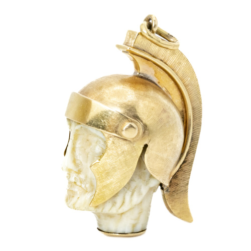 Colgante con busto romano tallado en hueso con casco de oro