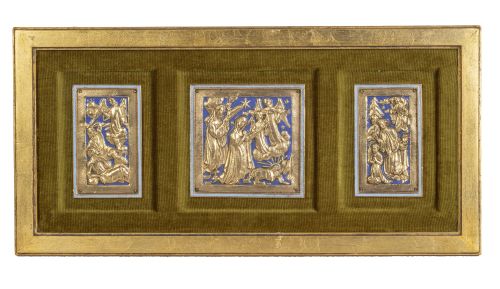 Marco con tres placas de bronce dorado y esmalte con Nativi