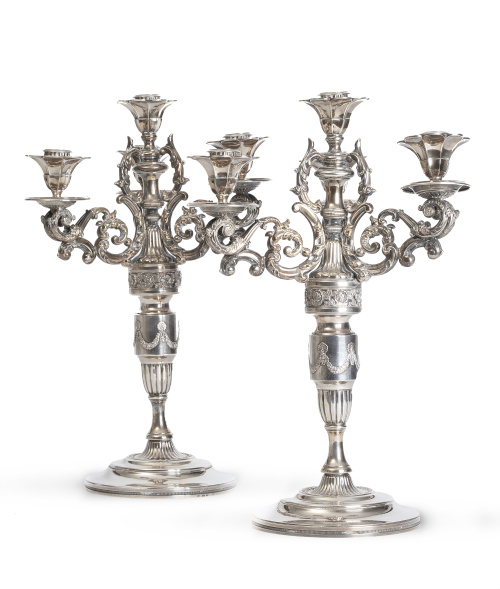 Pareja de candelabros de plata de cuatro brazos de luz. Con