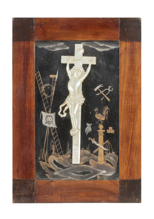 Cristo en la cruz de nácar sobre fondo pintado con elemento