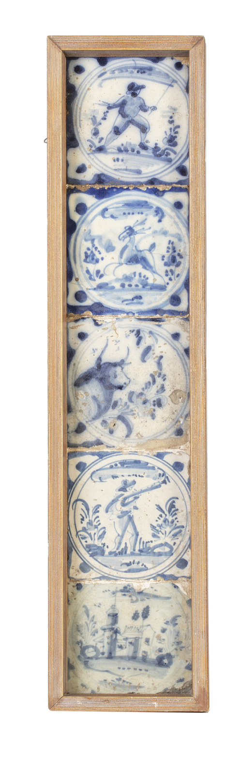 Panel de cinco azulejos de cerámica esmaltada en azul y bla