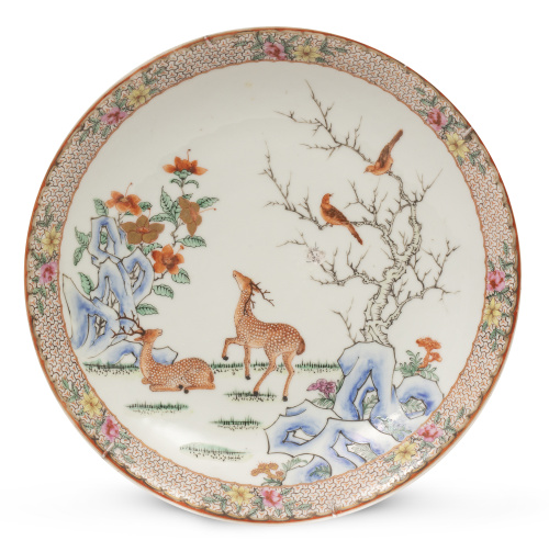 Plato de porcelana esmaltada, con ciervos en el asiento, en