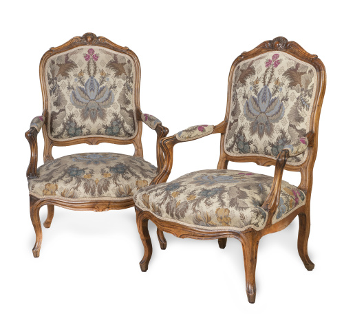 Pareja de sillas de brazos de estilo Luis XV en madera tall