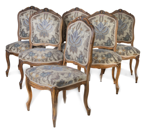 Juego de seis sillas de estilo Luis XV en madera tallada.