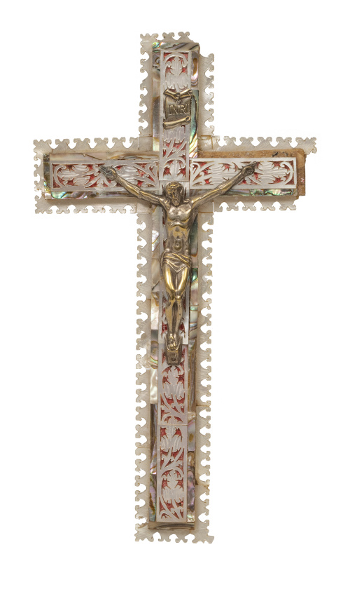 Cruz de nácar sobre madera de olivo con Cristo de metal dor