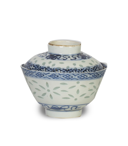 Vaso para té con tapa de porcelana esmaltada en azul y blan