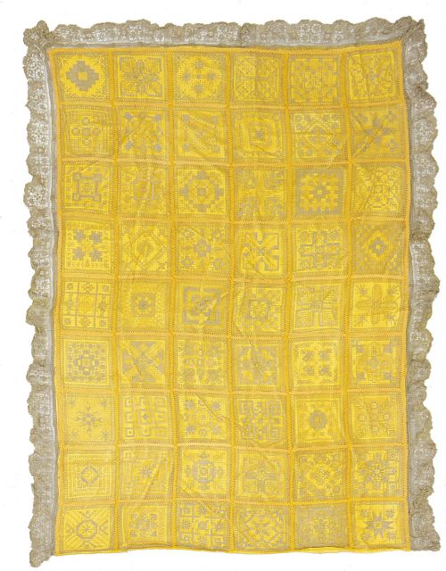Colcha en seda amarilla con decoración bordada en filet, re