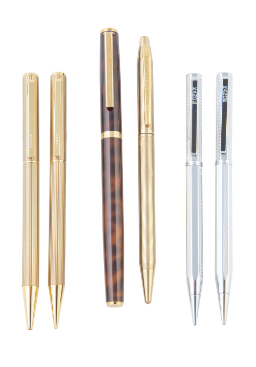 Lote de tres bolígrafos, dos portaminas y pluma de varias m