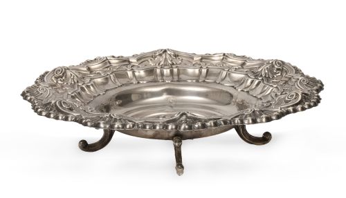Centro circular de mesa de plata con decoración repujada. C