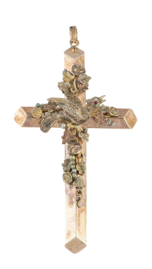 Cruz colgante S. XIX con decoración de flores y ave aplicad