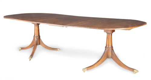 Mesa de comedor de estilo regencia de madera de caoba.Ing