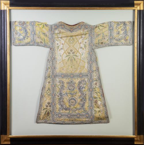 Dalmática Carlos IV en seda amarilla bordada y flores, con 