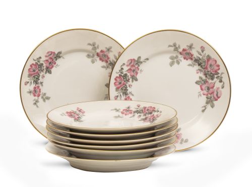 Juego de catorce platos de porcelana esmaltada con flores y