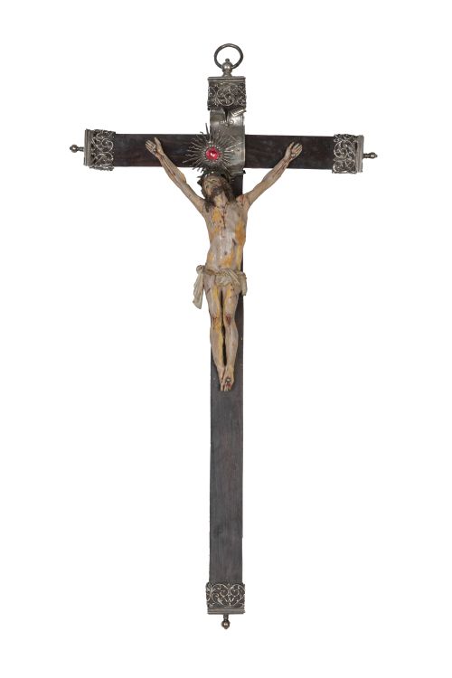 Cristo crucificado.Madera tallada y policromada, sobre cr