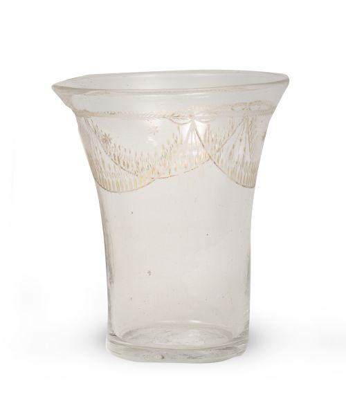 Vaso de vidrio transparente con guirnaldas doradas.La Gra