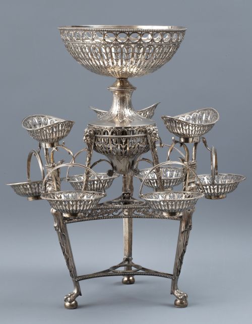 "Epergne" Jorge III de plata cincelada, calada y moldeada, 