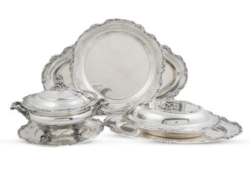 Servicio de mesa de plata con decoración grabada de flores.