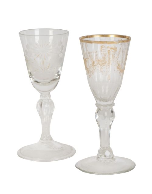 Dos copas de cristal Carlos III con decoración en dorado de