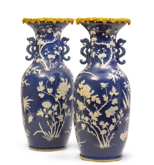 Pareja de jarrones de porcelana esmaltada en azul y blanco,