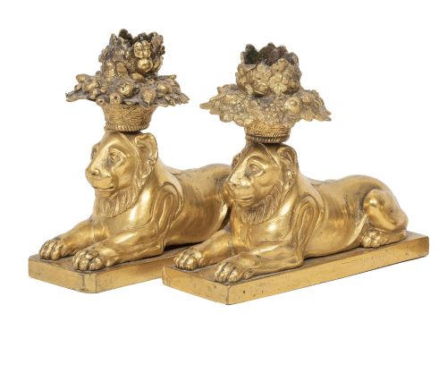 Pareja de candeleros de bronce dorado en forma de leones.