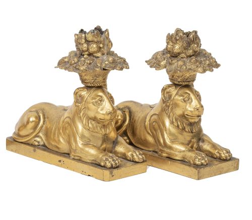 Pareja de candeleros de bronce dorado en forma de leones.