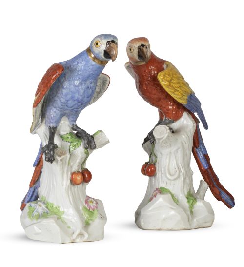 Pareja de loros de porcelana esmaltada y dorada. Con marcas