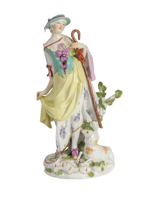 Pastora con oveja.Figura escultórica de porcelana esmalta