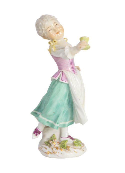 Niña con copa de porcelana esmaltada.Alemania, S. XVIII.