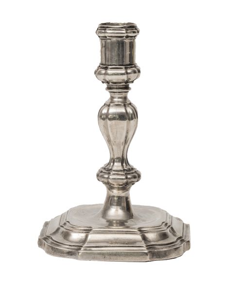 Candelero de plata, con inscripción "D. Do. Joe. Nr".Espa