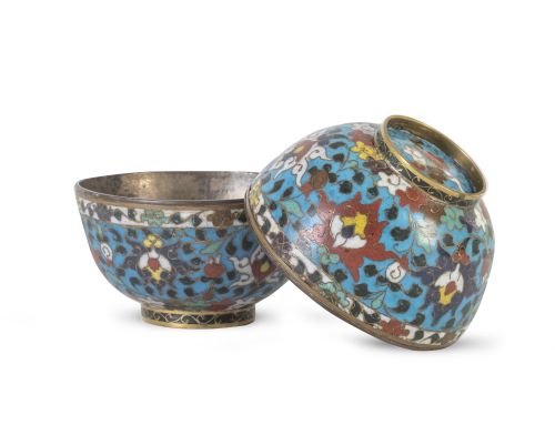 Pareja de cuencos con esmalte cloisonné, decorados con flor