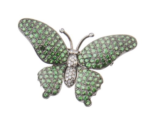 Broche mariposa con alas de pavé de tsavoritas y cuerpo cua