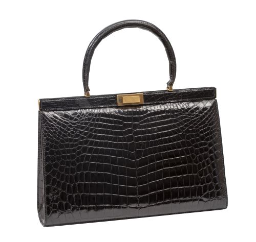 Bolso de piel de cocodrilo color negro con cierre dorado