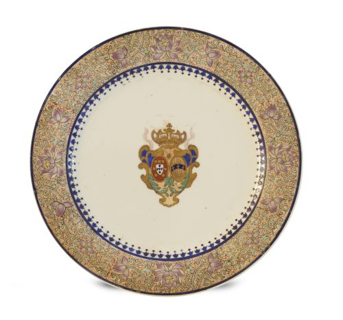 Plato de porcelana esmaltada con escudo y dorada. Marca en 