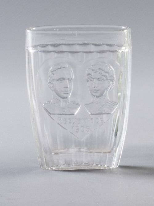 Vaso de recuerdo de vidrio con las efigies de Alfonso XIII 