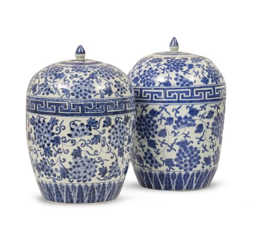 Pareja de tibores con tapa de porcelana esmaltada en azul y