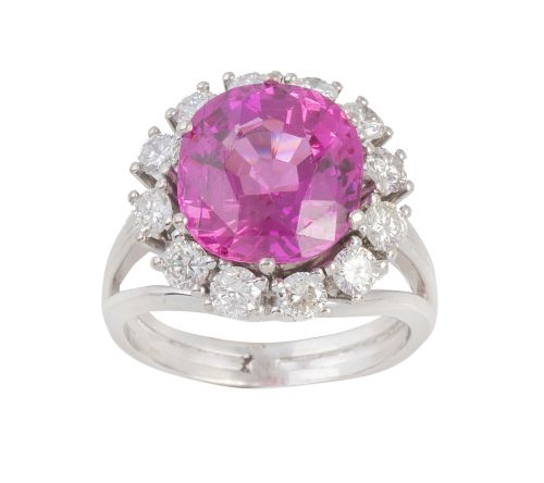 Sortija con piedra rosa oval central orlada de brillantes e