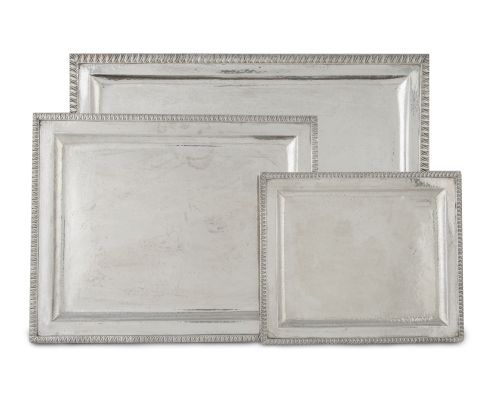 Lote de tres bandejas rectangulares de plata, decoradas con