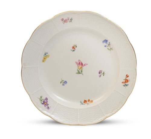 Vajilla de porcelana esmaltada con decoración floral y filo