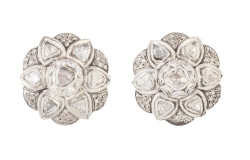 Pendientes flor de diamantes tabla en centro y pétalos, con